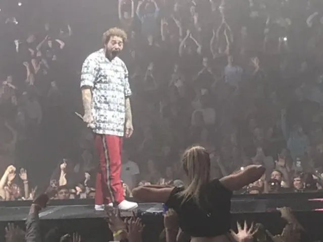 Шаблон мема «Post Malone смотрит на грудь фанатки» без готовой подписи