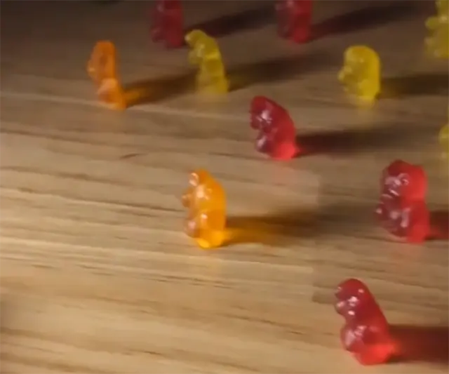 Шаблон мема «Gummy Bear Challenge» без готовой подписи