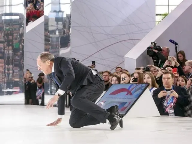 Lavrov fell on stage blank meme template