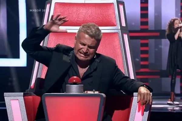 Agutin presses the red button meme template