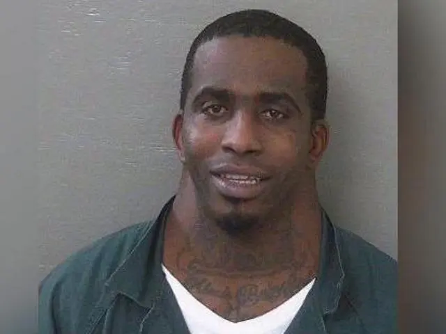Шаблон мема «Парень с широкой шеей» без готовой подписи