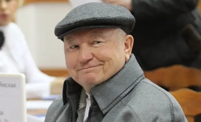 Шаблон мема «Кепка Лужкова» без готовой подписи