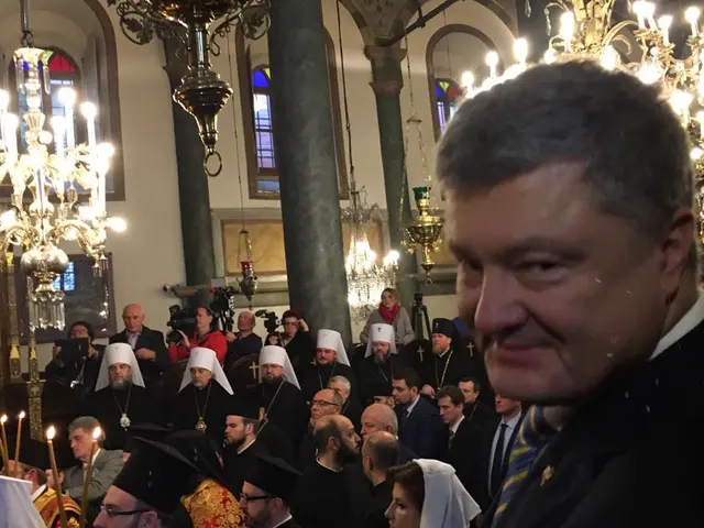 Шаблон мема «Порошенко получил томос» без готовой подписи