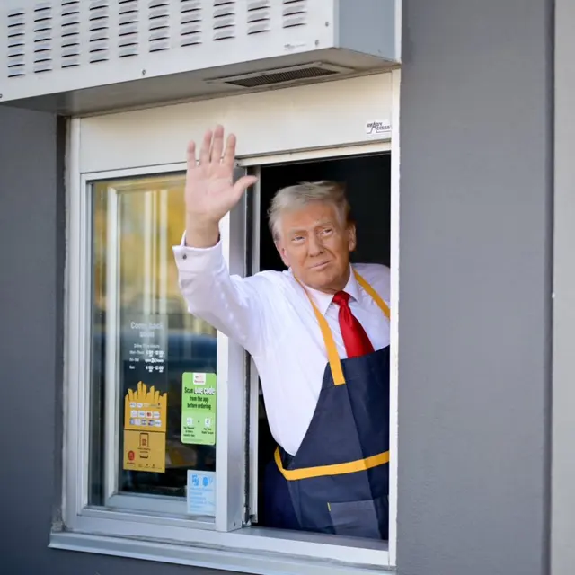 Шаблон мема «Автозаезд Трампа в Макдональдсе»