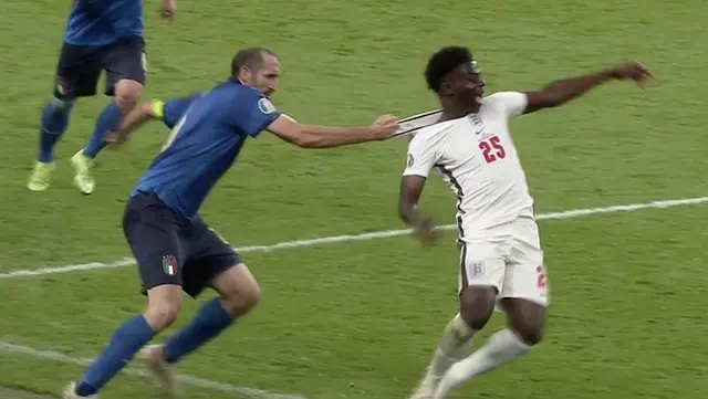 Chiellini pulling Saka meme template
