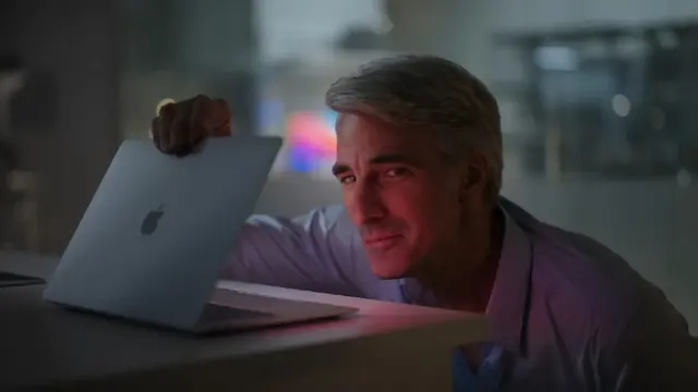 Шаблон мема «Крейг Федериги смотрит в MacBook» без готовой подписи